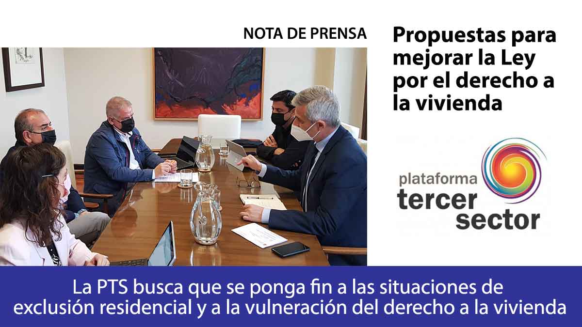 Varias personas reunidas en una mesa.