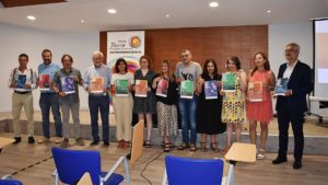 Foto de familia de los presentes en la presentación de la Casilla empresa solidaria en Asturias