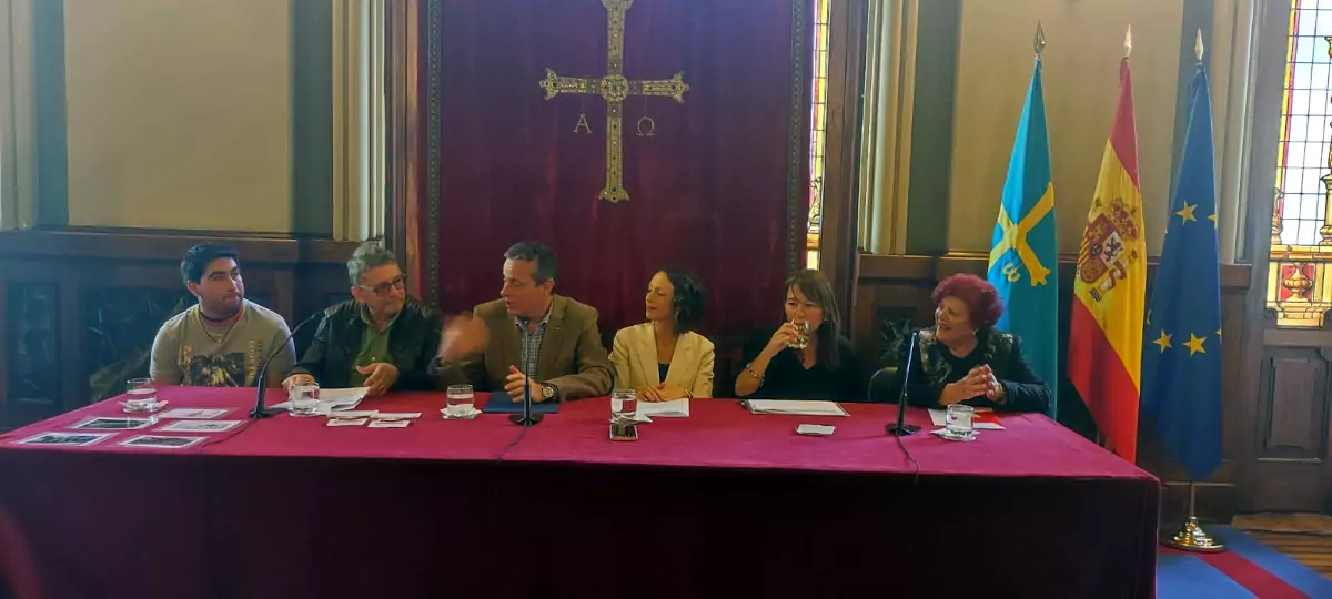 Mesa con los distintos representantes del acto de presentación de la Xsolidaria