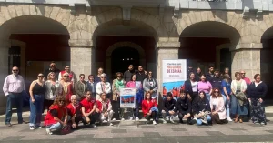 Foto de familia de los asistentes a la X Solidaria en el Ayuntamiento de Mieres